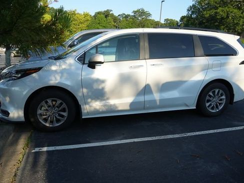 Used 2025 Toyota Sienna XLE w/ XLE Plus Package FWD image 1