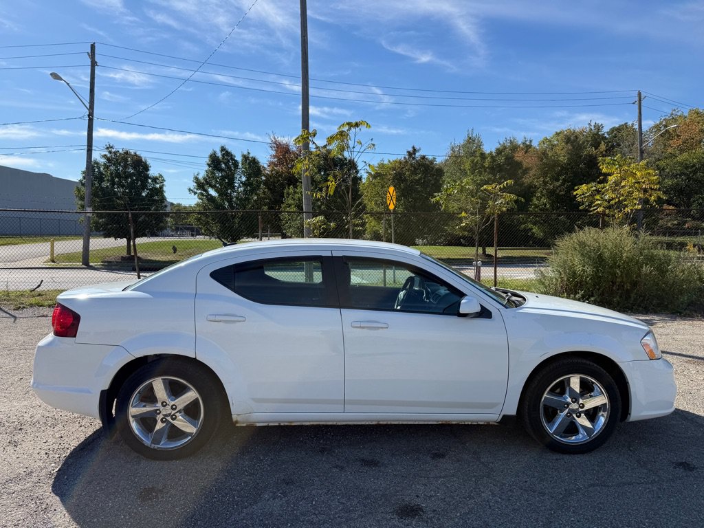 Used 2011 Dodge Avenger Mainstreet FWD image 2