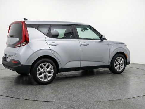 Used 2025 Kia Soul LX w/ LX Technology Package FWD image 9