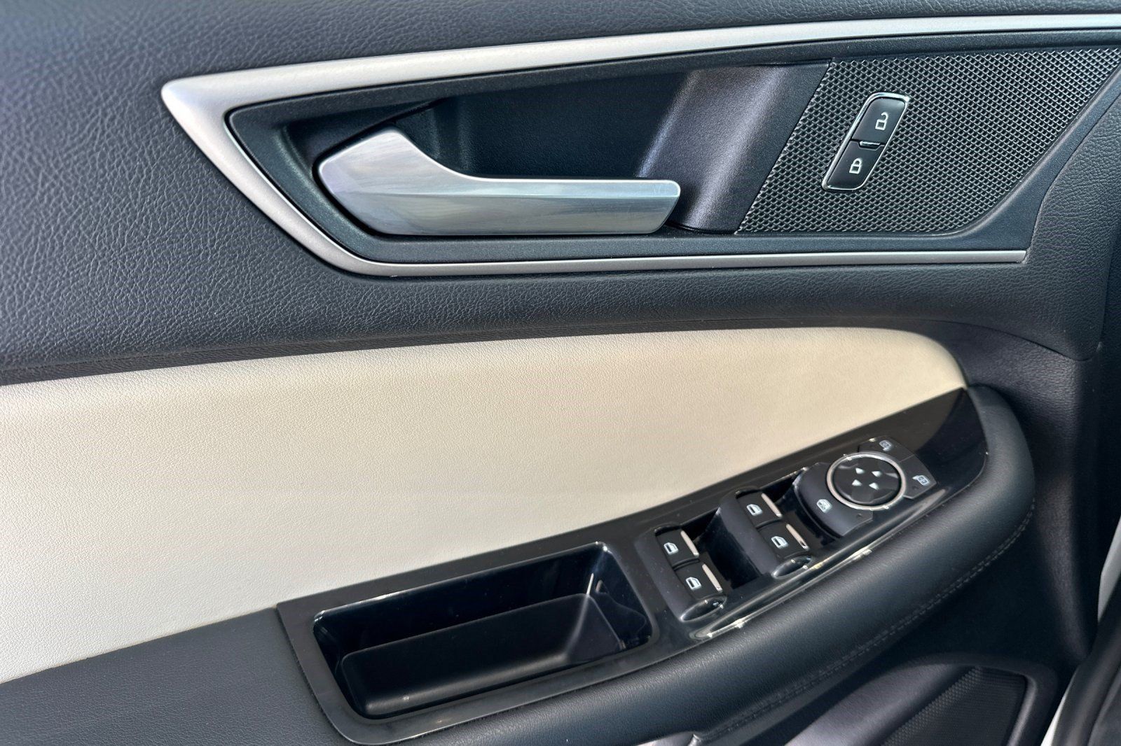Used 2020 Ford Edge SEL w/ Convenience Package FWD image 12