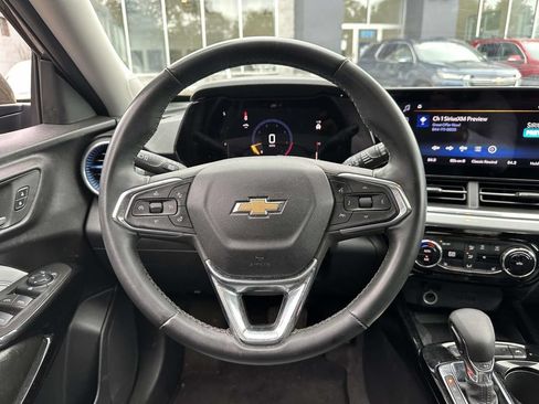 Used 2024 Chevrolet Trax LT w/ Sunroof Package FWD image 12