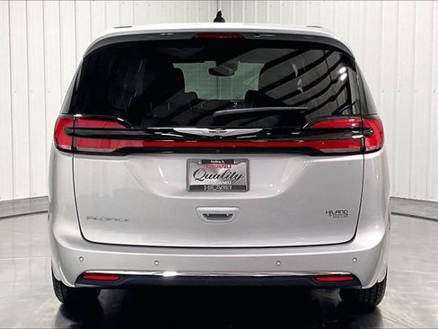 Used 2024 Chrysler Pacifica Touring-L FWD image 4