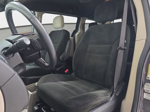 Used 2016 Dodge Grand Caravan SE image 14
