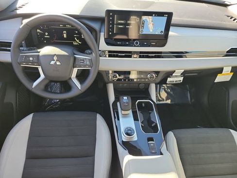 New 2026 Mitsubishi Outlander SE image 17