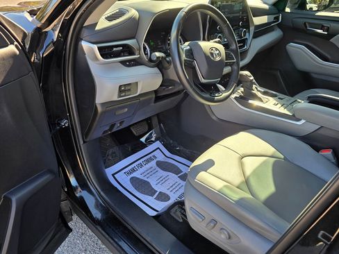 Used 2021 Toyota Highlander XLE image 15
