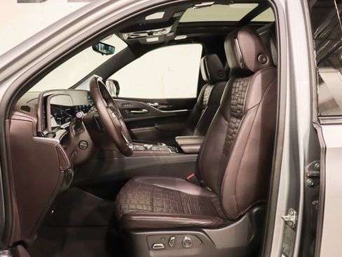 Used 2023 Cadillac Escalade Sport Platinum w/ LPO, ONYX Package AWD/4WD image 11