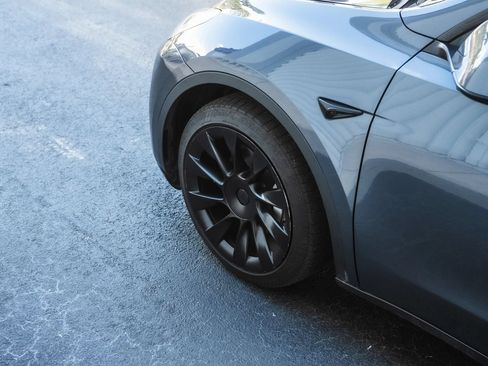 Used 2023 Tesla Model Y AWD image 11