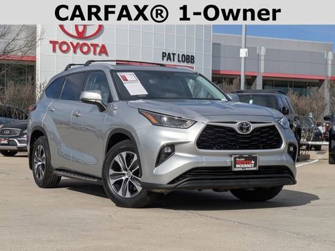 Used 2022 Toyota Highlander XLE image 2