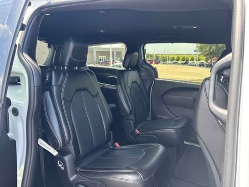 Used 2025 Chrysler Pacifica Select FWD image 14