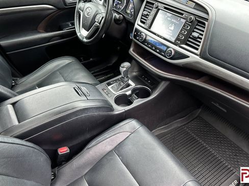 Used 2018 Toyota Highlander Limited image 22