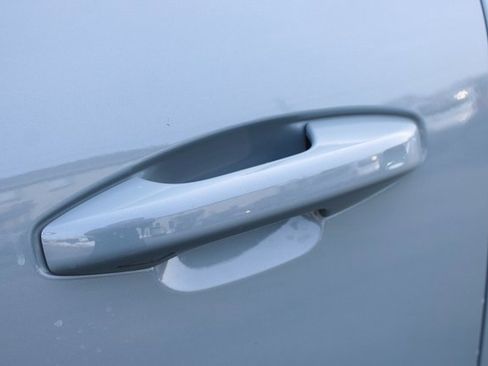 Used 2025 Volvo XC40 B5 Plus image 9