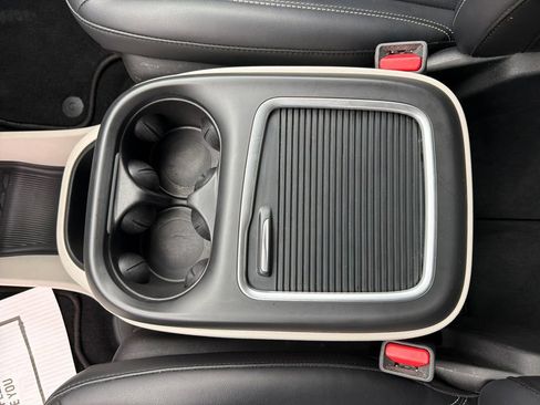 Used 2024 Chrysler Pacifica Touring-L image 24