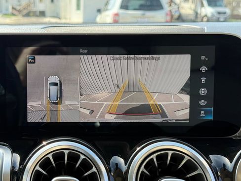 Used 2021 Mercedes-Benz GLB 250 4MATIC image 13