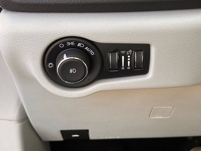 Used 2024 Chrysler Pacifica Limited FWD image 16