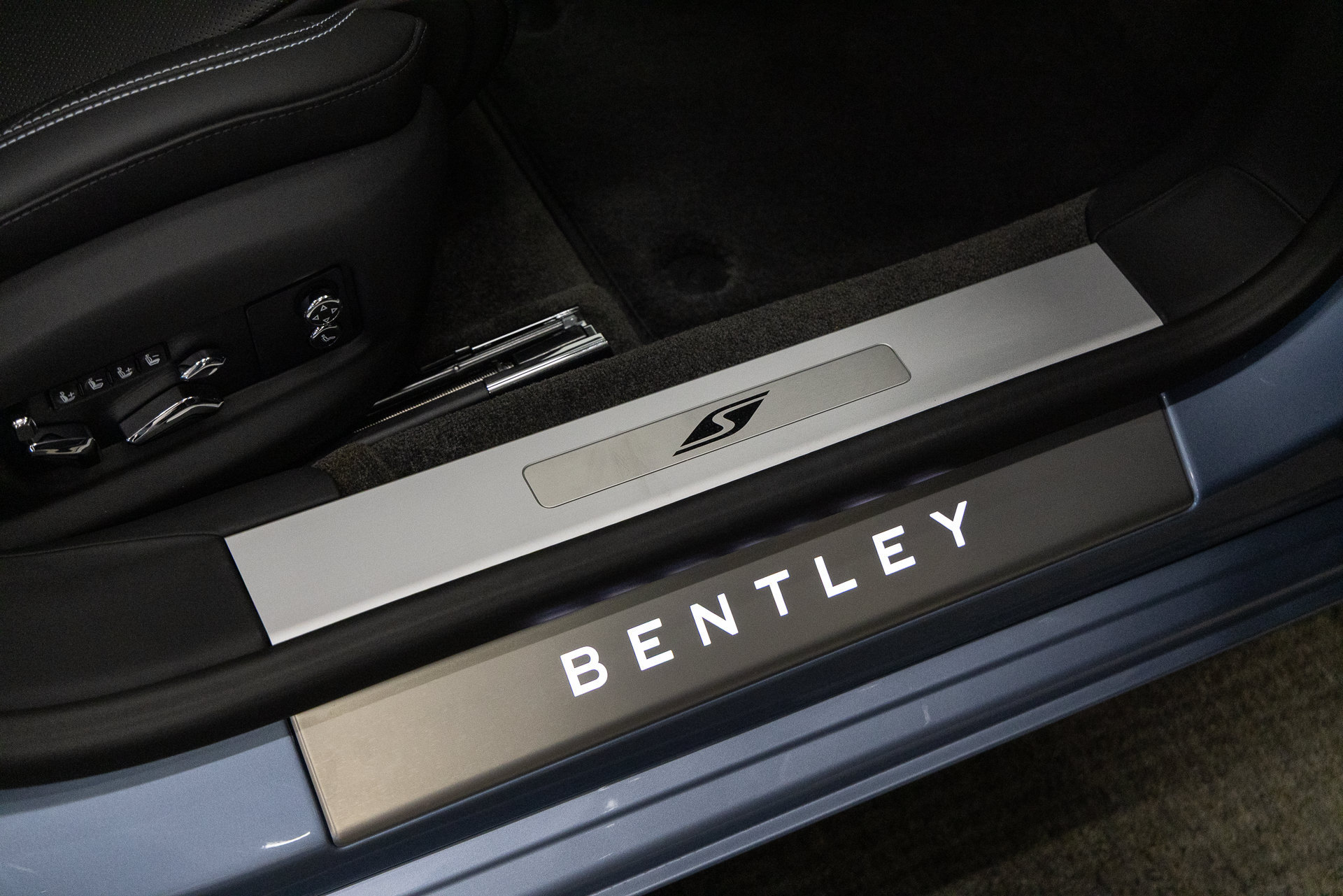 Used 2024 Bentley Flying Spur Plug-In Hybrid AWD/4WD image 21
