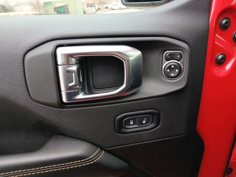 Used 2025 Jeep Wrangler Sahara image 24