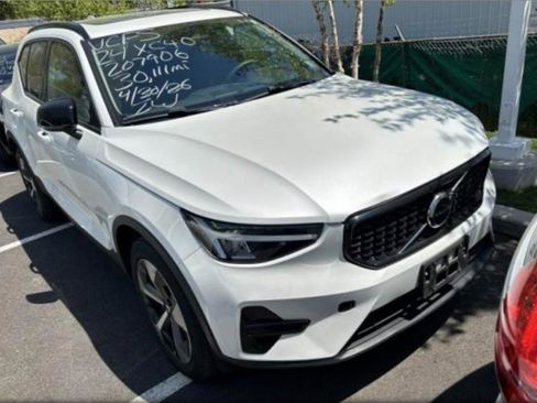 Used 2024 Volvo XC40 B5 Core AWD/4WD image 2