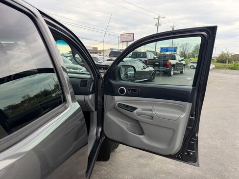 Used 2014 Toyota Tacoma 4x4 Double Cab w/ SR5 Package image 32