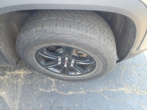 Used 2023 GMC Acadia AT4 w/ Technology Package AWD/4WD image 5