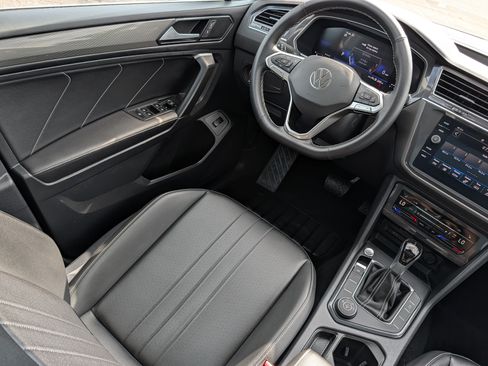Used 2024 Volkswagen Tiguan SE w/ Panoramic Sunroof Package AWD/4WD image 9