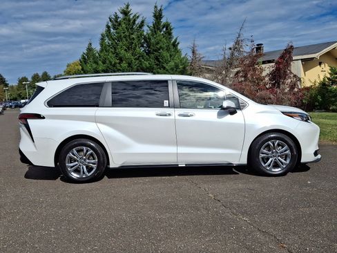 Certified 2023 Toyota Sienna Platinum image 7