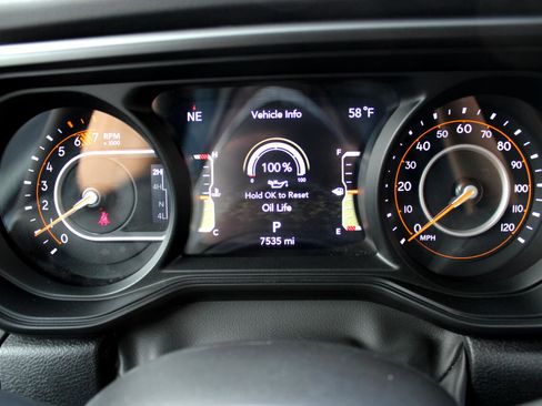 Used 2025 Jeep Wrangler Sahara image 26