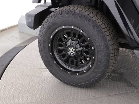Used 2014 Jeep Wrangler Unlimited Sahara w/ Connectivity Group AWD/4WD image 13