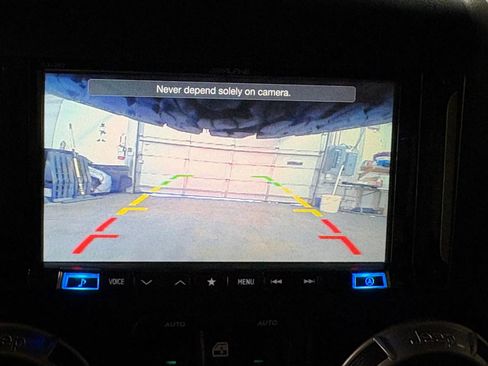 Used 2017 Jeep Wrangler Rubicon w/ Connectivity Group AWD/4WD image 11