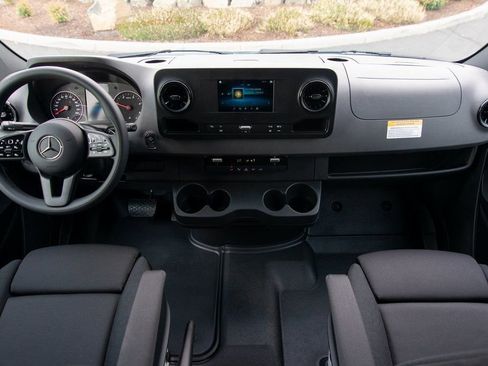 Used 2024 Mercedes-Benz Sprinter 2500 image 27