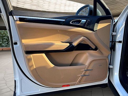 Used 2018 Porsche Cayenne Platinum Edition w/ Premium Package image 17