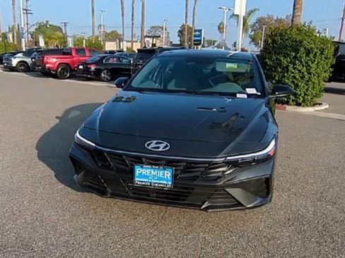 Used 2025 Hyundai Elantra Sport image 3