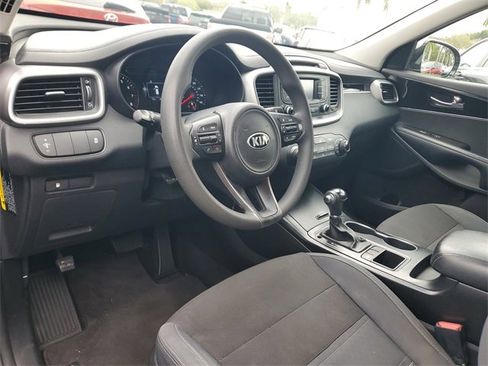 Used 2017 Kia Sorento LX image 9