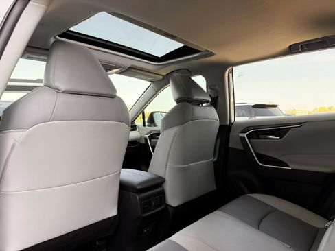 Used 2022 Toyota RAV4 XLE Premium image 20