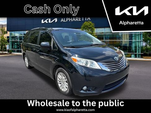 Used 2017 Toyota Sienna XLE w/ XLE Navigation Package FWD image 1