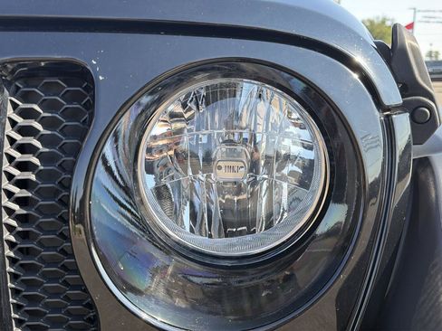 Used 2022 Jeep Wrangler Sport AWD/4WD image 19