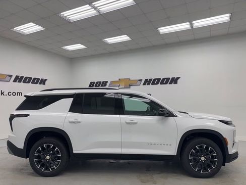 New 2026 Chevrolet Traverse LT w/ Sun and Wheel Package FWD image 4