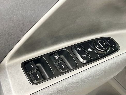 Certified 2022 Kia Niro LX image 17