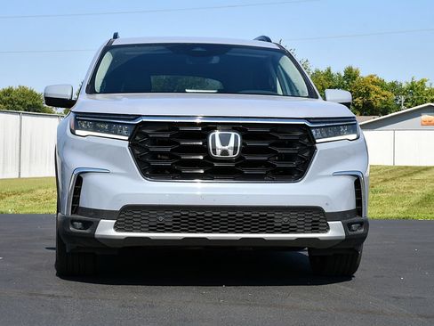 Certified 2025 Honda Pilot Touring image 2