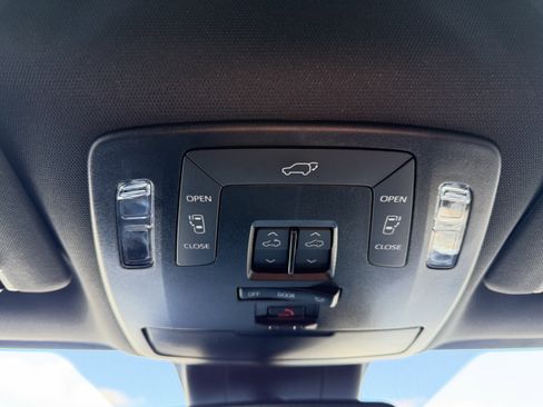 Used 2025 Toyota Sienna XLE Woodland Edition image 24