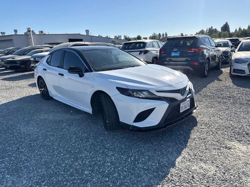 Used 2019 Toyota Camry SE w/ Carpet Mat Package FWD image 3