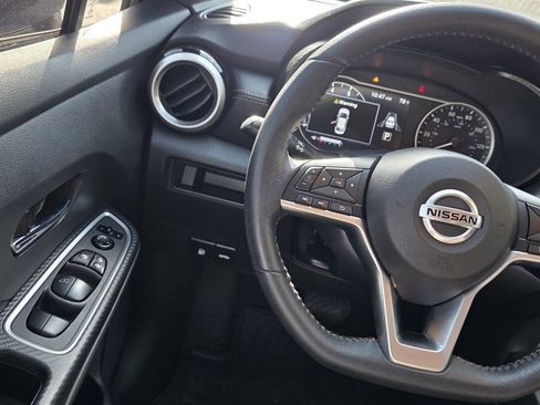 Used 2021 Nissan Versa SR image 17