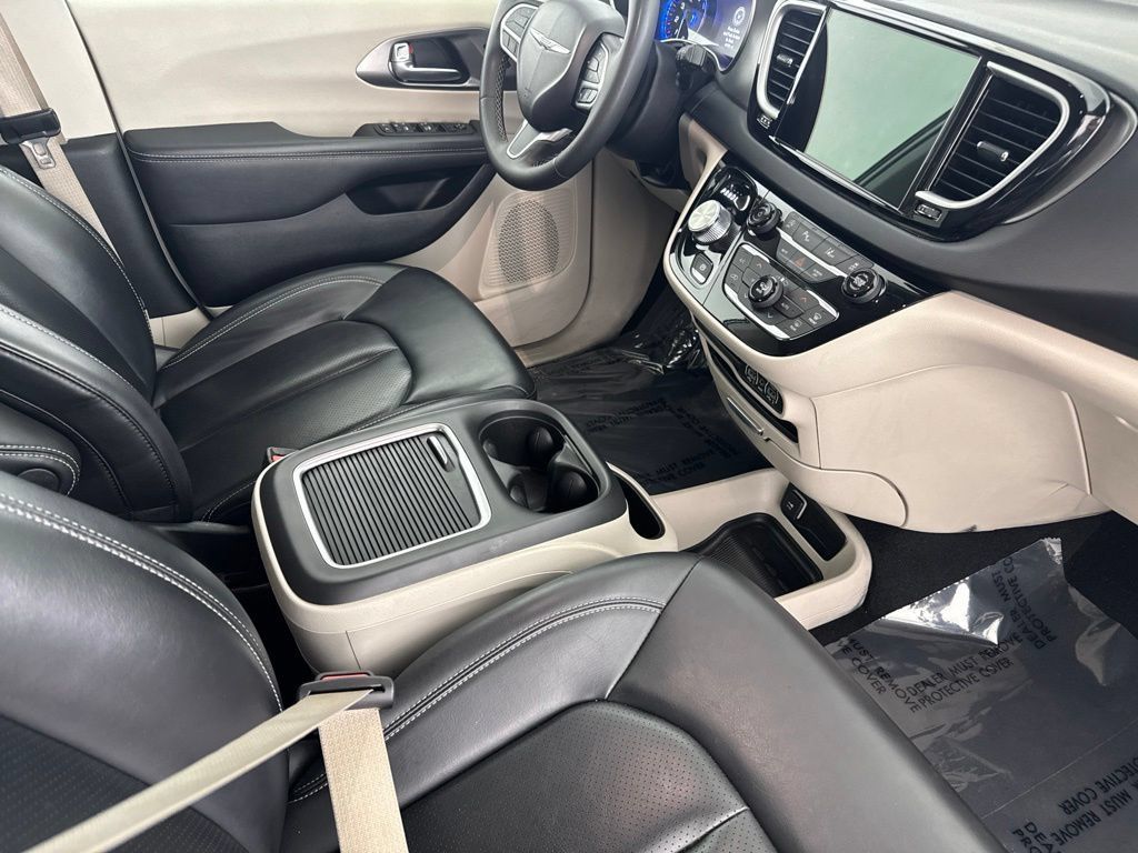 Used 2023 Chrysler Pacifica Touring-L FWD image 23
