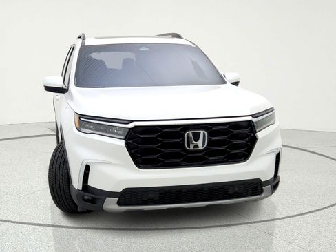 Used 2025 Honda Pilot Touring image 3