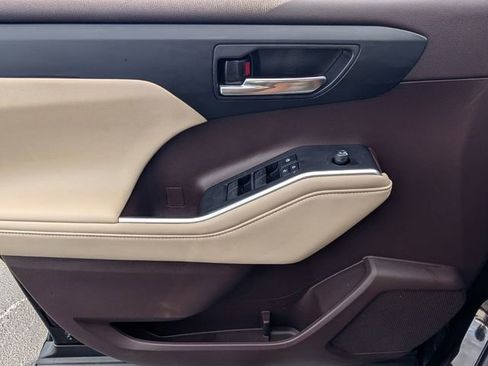 Used 2020 Toyota Highlander XLE image 38