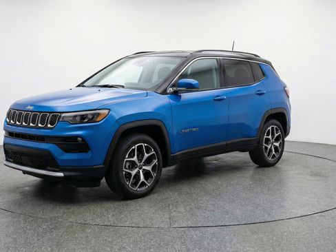 Used 2025 Jeep Compass Limited image 3