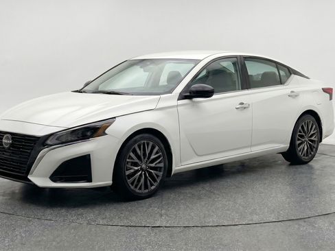 Used 2025 Nissan Altima 2.5 SV FWD image 3