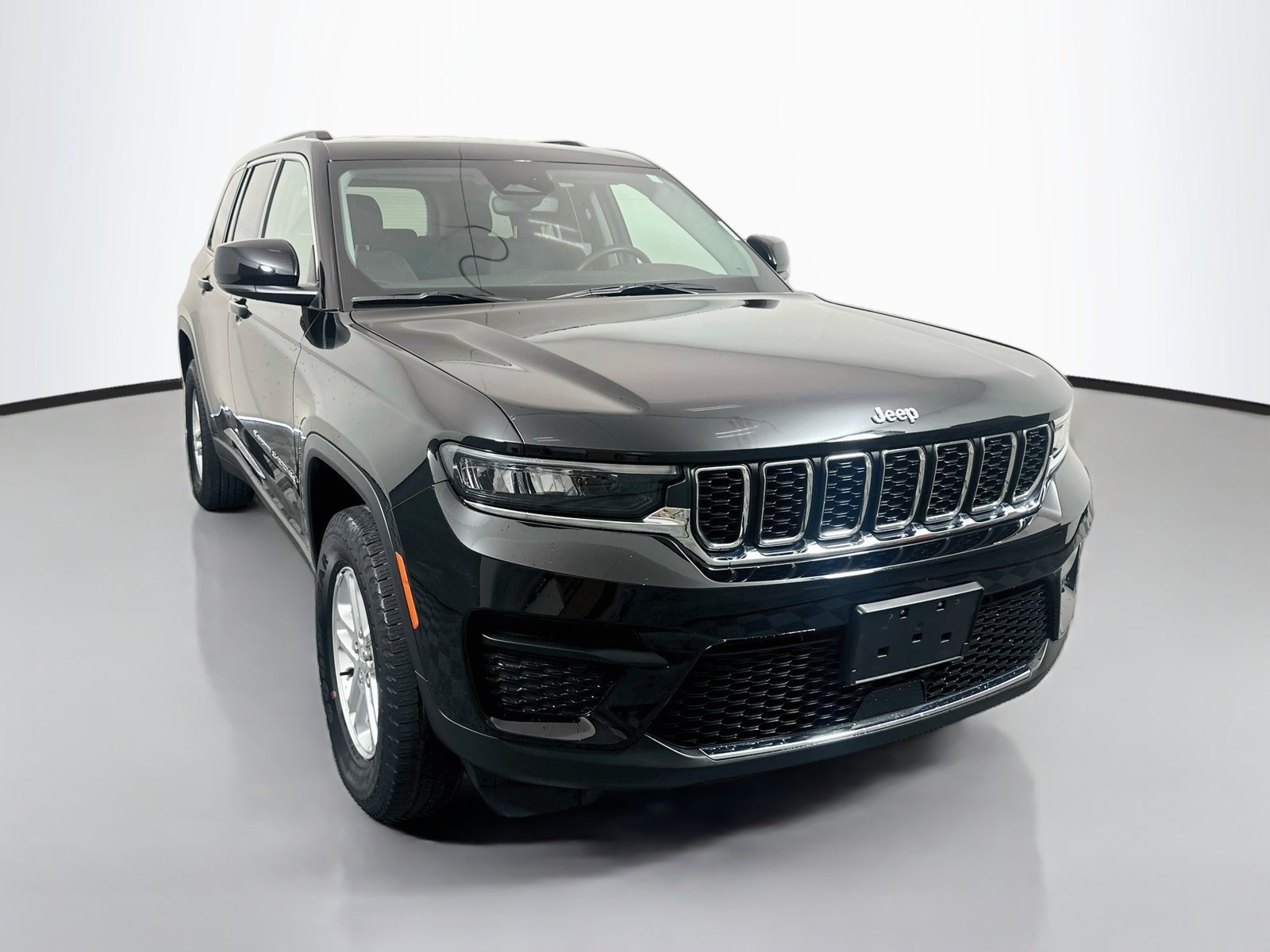 Used 2023 Jeep Grand Cherokee Laredo AWD/4WD image 1