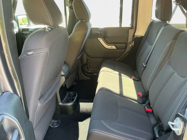 Used 2018 Jeep Wrangler Unlimited Sahara w/ Connectivity Group AWD/4WD image 15