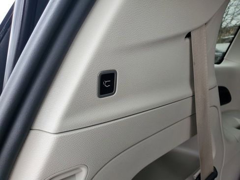 Certified 2024 Chrysler Pacifica Touring-L image 30