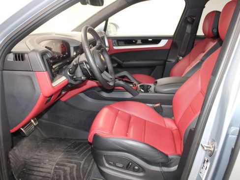 Used 2024 Porsche Cayenne image 17